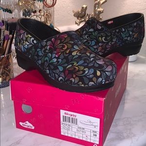 BRAND NEW Alegria Clogs